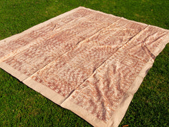 Telo Indiano in cotone doppio strato, ricamato tono su tono con specchietti, di color rosa antico. Può essere impiegato come copridivano, copriletto, tovaglia o tessuto da appendere a parete. Dimensioni 200x230cm
