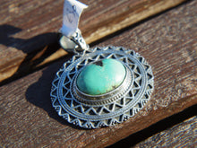 Carica l&#39;immagine nel visualizzatore di Gallery, pendaglio indiano in argento e turchese.  pezzo unico, lavorato artigianalmente. dimensioni 4 x 4 h 1cm  peso 14 gr