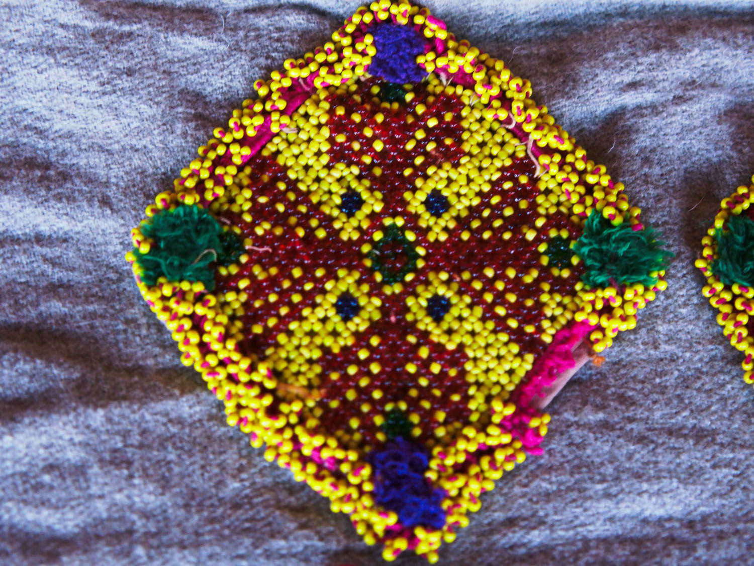 vecchio tessuto indiano ricamato , pezzo unico lavorato a mano in ogni parte con filo in cotone , filo oro e perline . tipico del gujarat usato come decoro ed addobbo .  misure 15 x 13 x 1  cm indicative ( + / - 1 cm)  peso 40/45 gr   indicare sull'ordine il numero scelto   disponibili vari colori e dimensioni  contattare per info  0039 3338778241 info@etniko.it  fb/ig etniko by crosato