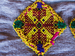 vecchio tessuto indiano ricamato , pezzo unico lavorato a mano in ogni parte con filo in cotone , filo oro e perline . tipico del gujarat usato come decoro ed addobbo .  misure 15 x 13 x 1  cm indicative ( + / - 1 cm)  peso 40/45 gr   indicare sull'ordine il numero scelto   disponibili vari colori e dimensioni  contattare per info  0039 3338778241 info@etniko.it  fb/ig etniko by crosato