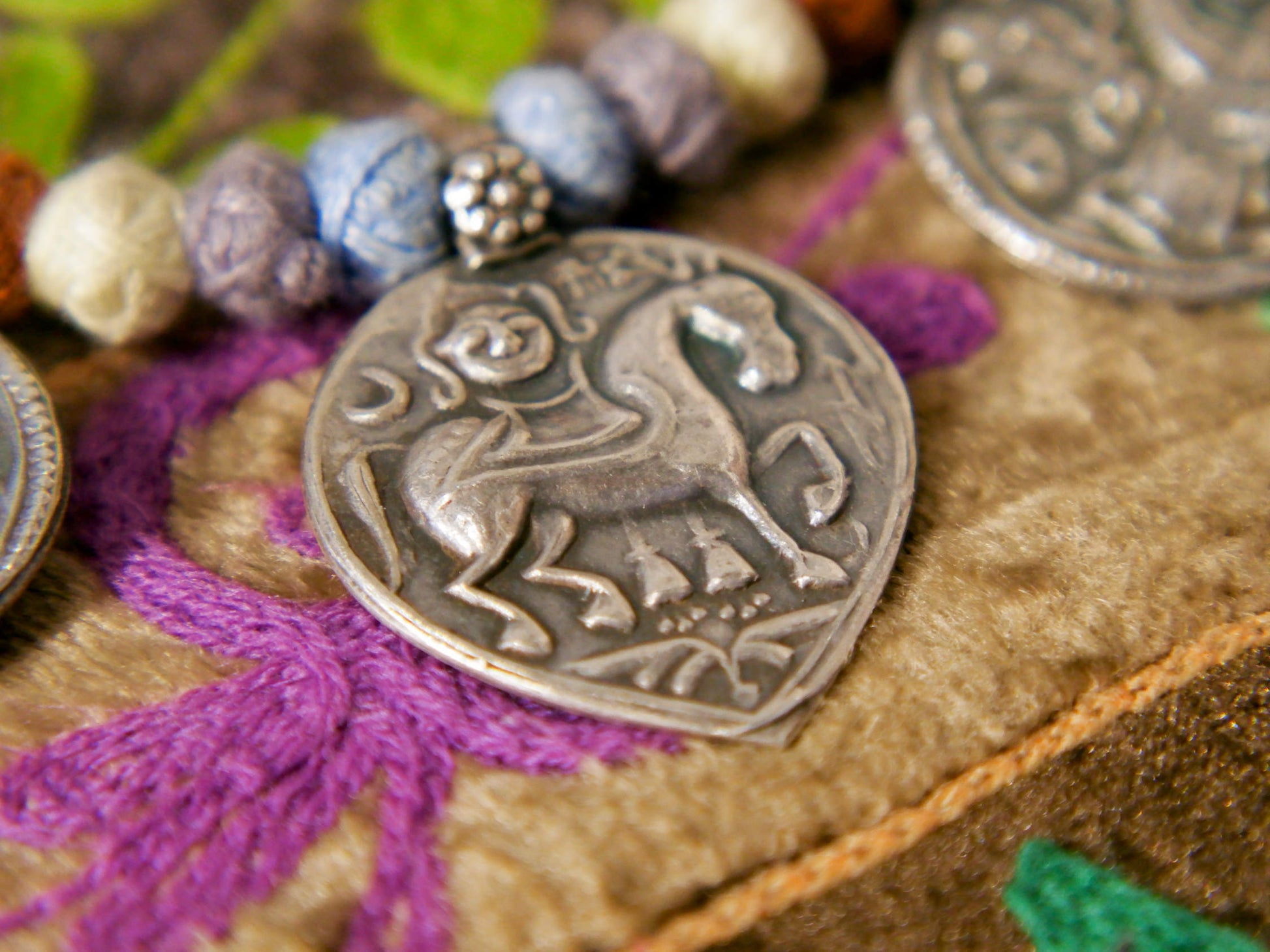 collana in cotone intrecciato con vecchi  pendaglii  raffigurantetipiche figure tribali dell'india del nord .  misure collana 44cm  pendaglio 4.5 x 3  cm  peso 51gr