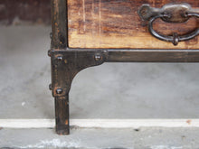 Carica l&#39;immagine nel visualizzatore di Gallery, Cassettiera Con Struttura In Metallo. I 5 Cassetti Sono In Legno Di Teak Riciclato Con Maniglia In Metallo. Pezzo Unico Lavorato Artigianalmente. Dimensioni 40x40xh95cm.