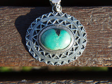 Carica l&#39;immagine nel visualizzatore di Gallery, pendaglio indiano in argento e turchese.  pezzo unico, lavorato artigianalmente. dimensioni 4 x 4 h 1cm  peso 14 gr