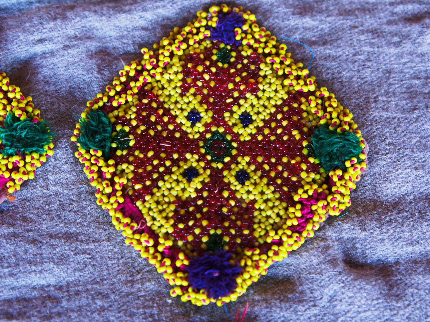 vecchio tessuto indiano ricamato , pezzo unico lavorato a mano in ogni parte con filo in cotone , filo oro e perline . tipico del gujarat usato come decoro ed addobbo .  misure 15 x 13 x 1  cm indicative ( + / - 1 cm)  peso 40/45 gr   indicare sull'ordine il numero scelto   disponibili vari colori e dimensioni  contattare per info  0039 3338778241 info@etniko.it  fb/ig etniko by crosato