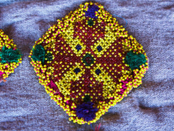 vecchio tessuto indiano ricamato , pezzo unico lavorato a mano in ogni parte con filo in cotone , filo oro e perline . tipico del gujarat usato come decoro ed addobbo .  misure 15 x 13 x 1  cm indicative ( + / - 1 cm)  peso 40/45 gr   indicare sull'ordine il numero scelto   disponibili vari colori e dimensioni  contattare per info  0039 3338778241 info@etniko.it  fb/ig etniko by crosato