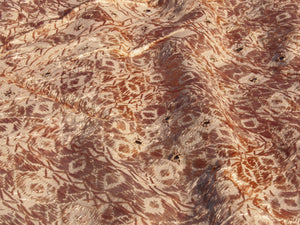 Telo Indiano in cotone doppio strato, ricamato tono su tono con specchietti, di color rosa antico. Può essere impiegato come copridivano, copriletto, tovaglia o tessuto da appendere a parete. Dimensioni 200x230cm
