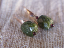 Carica l&#39;immagine nel visualizzatore di Gallery, L’avventurina è un quarzo grezzo traslucido, il cui aspetto verde brillante deriva da inclusioni di miche (fuchsite) che riflettono la luce e causano il fenomeno dell’avventurescenza. Si forma nelle rocce magmatiche, nei sedimenti e dei scisti cristallini.