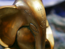 Carica l&#39;immagine nel visualizzatore di Gallery, Ganesha viene a volte chiamato anche Vighnesvara, &quot;Signore degli ostacoli&quot;, Vinayaka, &quot;colui che rimuove&quot; o anche Pillaiyar. è una divinità molto presente in tutta la cultura induista e venerata come una sorta di &quot;porta fortuna&quot; per molteplici azioni della vita quotidiana.