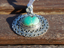 Carica l&#39;immagine nel visualizzatore di Gallery, pendaglio indiano in argento e turchese.  pezzo unico, lavorato artigianalmente. dimensioni 4 x 4 h 1cm  peso 14 gr