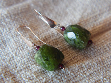 Carica l&#39;immagine nel visualizzatore di Gallery, L’avventurina è un quarzo grezzo traslucido, il cui aspetto verde brillante deriva da inclusioni di miche (fuchsite) che riflettono la luce e causano il fenomeno dell’avventurescenza. Si forma nelle rocce magmatiche, nei sedimenti e dei scisti cristallini.