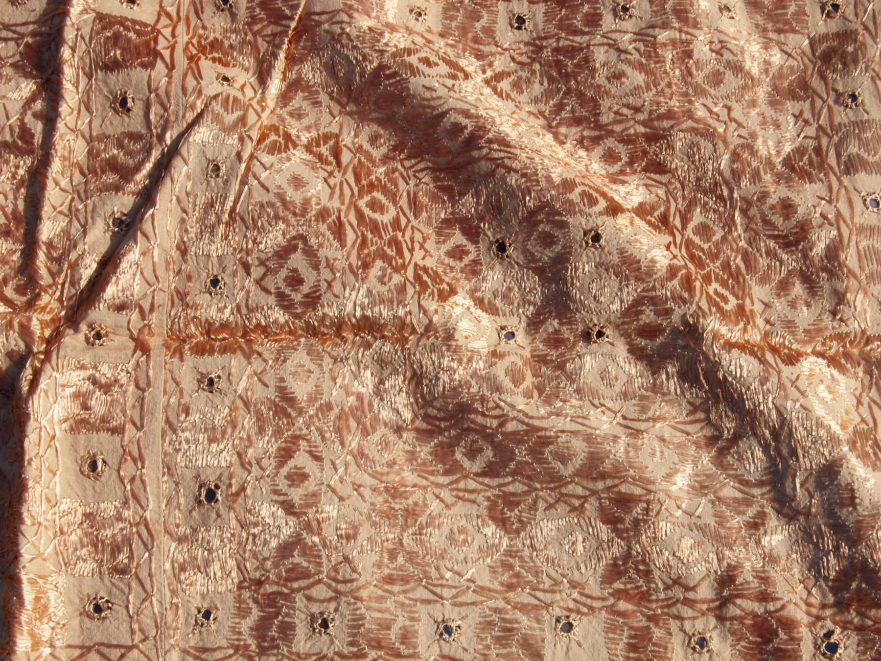Telo Indiano in cotone doppio strato, ricamato tono su tono con specchietti, di color rosa antico. Può essere impiegato come copridivano, copriletto, tovaglia o tessuto da appendere a parete. Dimensioni 200x230cm