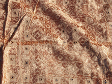 Carica l&#39;immagine nel visualizzatore di Gallery, Telo Indiano in cotone doppio strato, ricamato tono su tono con specchietti, di color rosa antico. Può essere impiegato come copridivano, copriletto, tovaglia o tessuto da appendere a parete. Dimensioni 200x230cm