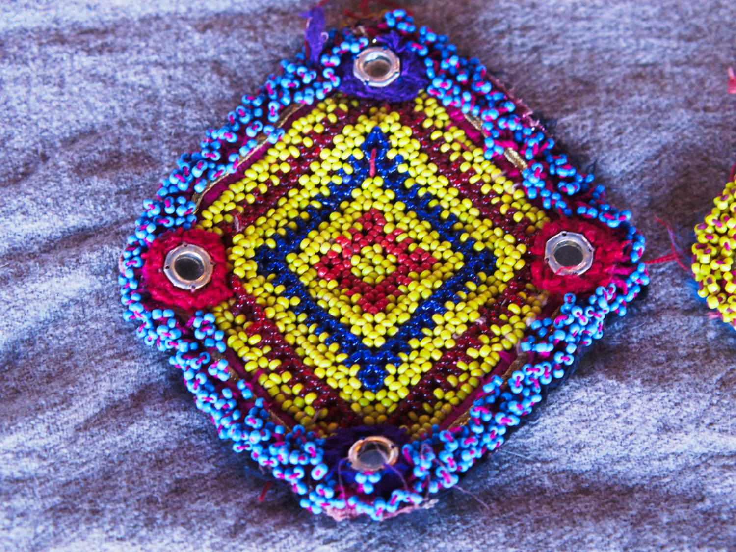 vecchio tessuto indiano ricamato , pezzo unico lavorato a mano in ogni parte con filo in cotone , filo oro e perline . tipico del gujarat usato come decoro ed addobbo .  misure 15 x 13 x 1  cm indicative ( + / - 1 cm)  peso 40/45 gr   indicare sull'ordine il numero scelto   disponibili vari colori e dimensioni  contattare per info  0039 3338778241 info@etniko.it  fb/ig etniko by crosato