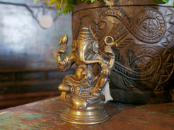 statuetta in lega di metalli raffigurante la divinità Ganesh , Ganesha.  ganesha danzante . 