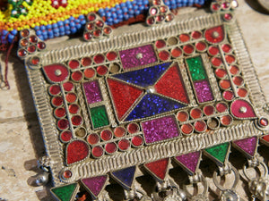 addobbo usato in principio come collana o addobbo per carri ecc... usato in pakistan , india nelle cerimonie .