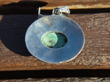 Carica l&#39;immagine nel visualizzatore di Gallery, pendaglio indiano in argento e turchese.  pezzo unico, lavorato artigianalmente. dimensioni 4 x 4 h 1cm  peso 14 gr