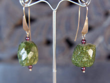 Carica l&#39;immagine nel visualizzatore di Gallery, L’avventurina è un quarzo grezzo traslucido, il cui aspetto verde brillante deriva da inclusioni di miche (fuchsite) che riflettono la luce e causano il fenomeno dell’avventurescenza. Si forma nelle rocce magmatiche, nei sedimenti e dei scisti cristallini.