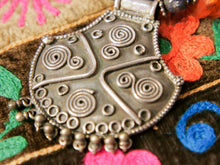 Carica l&#39;immagine nel visualizzatore di Gallery, collana indiana in lapis , corniola e argento .  assemblata artigianalmente con elementi di argento antichi , corniola e lapis di alta qualità naturali senza alterazioni o modifiche di colore . 