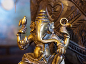 statuetta in lega di metalli raffigurante la divinità Ganesh , Ganesha.  ganesha danzante . 