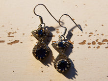 Carica l&#39;immagine nel visualizzatore di Gallery, orecchini turchi in stile arabo, argento e radice di zaffiro . top quality stone , lavorati a mano, cesellati pezzo per pezzo artigianalmente.  misure pendaglio esclusa monachella 1x2.5cm, con monachella h totale 4cm peso totale 8gr  per ulteriori info o foto info@etniko.it 0039 3338778241 fb , ig etniko by crosato
