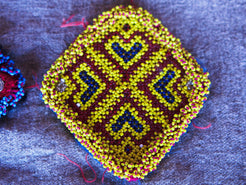 vecchio tessuto indiano ricamato , pezzo unico lavorato a mano in ogni parte con filo in cotone , filo oro e perline . tipico del gujarat usato come decoro ed addobbo .  misure 15 x 13 x 1  cm indicative ( + / - 1 cm)  peso 40/45 gr   indicare sull'ordine il numero scelto   disponibili vari colori e dimensioni  contattare per info  0039 3338778241 info@etniko.it  fb/ig etniko by crosato