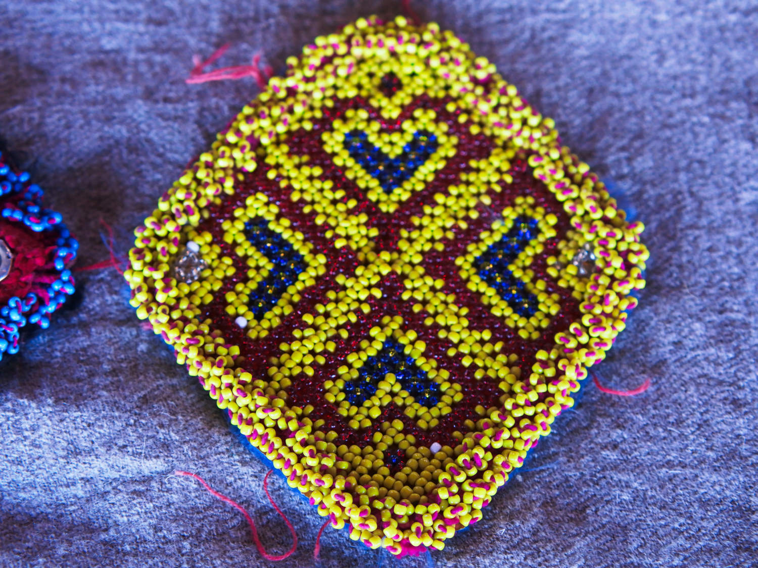 vecchio tessuto indiano ricamato , pezzo unico lavorato a mano in ogni parte con filo in cotone , filo oro e perline . tipico del gujarat usato come decoro ed addobbo .  misure 15 x 13 x 1  cm indicative ( + / - 1 cm)  peso 40/45 gr   indicare sull'ordine il numero scelto   disponibili vari colori e dimensioni  contattare per info  0039 3338778241 info@etniko.it  fb/ig etniko by crosato