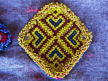 Carica l&#39;immagine nel visualizzatore di Gallery, vecchio tessuto indiano ricamato , pezzo unico lavorato a mano in ogni parte con filo in cotone , filo oro e perline . tipico del gujarat usato come decoro ed addobbo .  misure 15 x 13 x 1  cm indicative ( + / - 1 cm)  peso 40/45 gr   indicare sull&#39;ordine il numero scelto   disponibili vari colori e dimensioni  contattare per info  0039 3338778241 info@etniko.it  fb/ig etniko by crosato