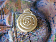 Carica l&#39;immagine nel visualizzatore di Gallery, pendaglio a spirale in argento placcato oro 24 kt stile maya azteco, classici simboli della cultura sud americana  pezzo unico   dimensioni 3.5x4.5 cm, spessore 0.50 cm, peso 18 gr   per maggiori info, foto o dettagli contattare watshapp 0039 3338778241 mail info@etniko.it pinterest / facebook / instagram: etnikobycrosato