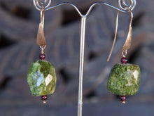 Carica l&#39;immagine nel visualizzatore di Gallery, L’avventurina è un quarzo grezzo traslucido, il cui aspetto verde brillante deriva da inclusioni di miche (fuchsite) che riflettono la luce e causano il fenomeno dell’avventurescenza. Si forma nelle rocce magmatiche, nei sedimenti e dei scisti cristallini.