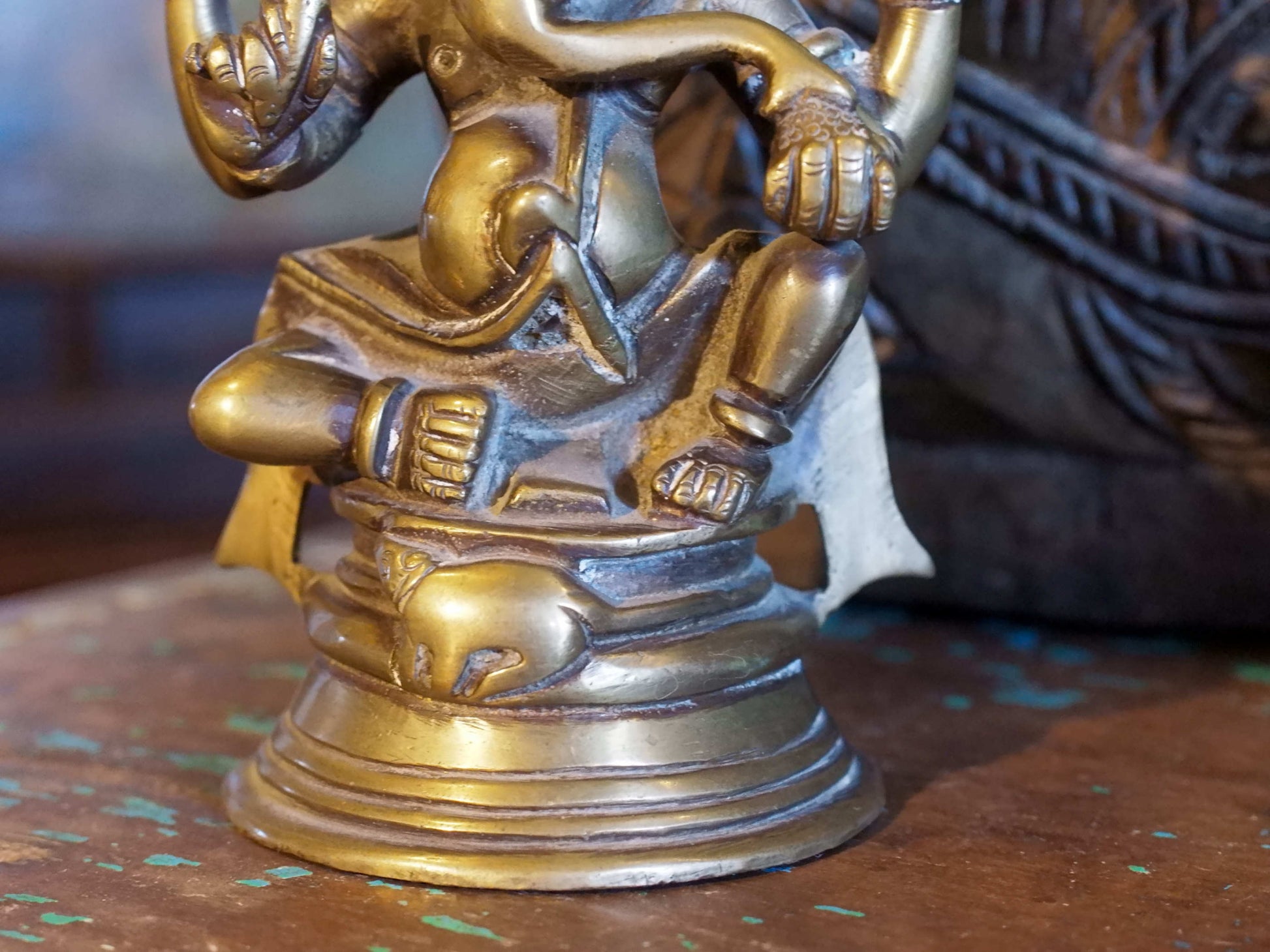 statuetta in lega di metalli raffigurante la divinità Ganesh , Ganesha.  ganesha danzante . 