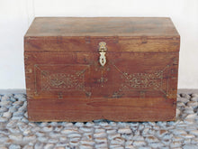 Carica l&#39;immagine nel visualizzatore di Gallery, Baule Coloniale Indiano In Legno Di Teak Con Incisioni In Bronzo. Finemente Lavorato Internamente Con Piccoli Scomparti E Cassettini. Venivano Usate In Genere Dagli Inglesi Per I Continui Spostamenti Per Contenere Spezie, Trucco E Gioielli Di Uso Giornaliero. Pezzo Interamente Originale E Perfettamente Integro, Di Difficile Reperibilità. Databile Fine &#39;800 Primi &#39;900. Dimensioni 57x32 h34cm.