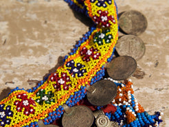 addobbo usato in principio come collana o addobbo per carri ecc... usato in pakistan , india nelle cerimonie .