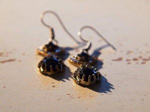 orecchini turchi in stile arabo, argento e radice di zaffiro . top quality stone , lavorati a mano, cesellati pezzo per pezzo artigianalmente.  misure pendaglio esclusa monachella 1x2.5cm, con monachella h totale 4cm peso totale 8gr  per ulteriori info o foto info@etniko.it 0039 3338778241 fb , ig etniko by crosato