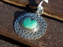 Carica l&#39;immagine nel visualizzatore di Gallery, pendaglio indiano in argento e turchese.  pezzo unico, lavorato artigianalmente. dimensioni 4 x 4 h 1cm  peso 14 gr