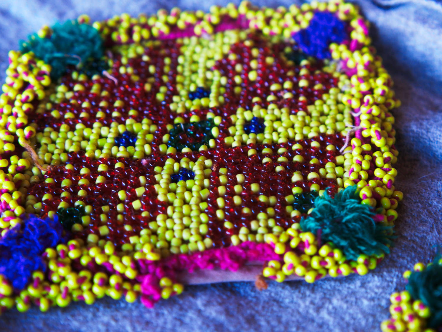 vecchio tessuto indiano ricamato , pezzo unico lavorato a mano in ogni parte con filo in cotone , filo oro e perline . tipico del gujarat usato come decoro ed addobbo .  misure 15 x 13 x 1  cm indicative ( + / - 1 cm)  peso 40/45 gr   indicare sull'ordine il numero scelto   disponibili vari colori e dimensioni  contattare per info  0039 3338778241 info@etniko.it  fb/ig etniko by crosato