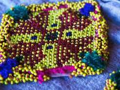vecchio tessuto indiano ricamato , pezzo unico lavorato a mano in ogni parte con filo in cotone , filo oro e perline . tipico del gujarat usato come decoro ed addobbo .  misure 15 x 13 x 1  cm indicative ( + / - 1 cm)  peso 40/45 gr   indicare sull'ordine il numero scelto   disponibili vari colori e dimensioni  contattare per info  0039 3338778241 info@etniko.it  fb/ig etniko by crosato