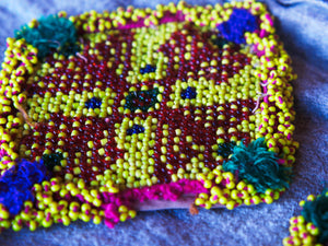 vecchio tessuto indiano ricamato , pezzo unico lavorato a mano in ogni parte con filo in cotone , filo oro e perline . tipico del gujarat usato come decoro ed addobbo .  misure 15 x 13 x 1  cm indicative ( + / - 1 cm)  peso 40/45 gr   indicare sull'ordine il numero scelto   disponibili vari colori e dimensioni  contattare per info  0039 3338778241 info@etniko.it  fb/ig etniko by crosato