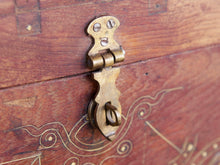 Carica l&#39;immagine nel visualizzatore di Gallery, Baule Coloniale Indiano In Legno Di Teak Con Incisioni In Bronzo. Finemente Lavorato Internamente Con Piccoli Scomparti E Cassettini. Venivano Usate In Genere Dagli Inglesi Per I Continui Spostamenti Per Contenere Spezie, Trucco E Gioielli Di Uso Giornaliero. Pezzo Interamente Originale E Perfettamente Integro, Di Difficile Reperibilità. Databile Fine &#39;800 Primi &#39;900. Dimensioni 57x32 h34cm.