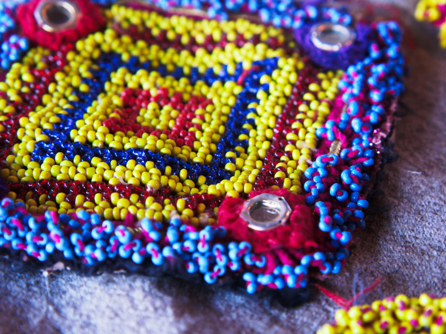 vecchio tessuto indiano ricamato , pezzo unico lavorato a mano in ogni parte con filo in cotone , filo oro e perline . tipico del gujarat usato come decoro ed addobbo .  misure 15 x 13 x 1  cm indicative ( + / - 1 cm)  peso 40/45 gr   indicare sull'ordine il numero scelto   disponibili vari colori e dimensioni  contattare per info  0039 3338778241 info@etniko.it  fb/ig etniko by crosato