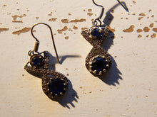 Carica l&#39;immagine nel visualizzatore di Gallery, orecchini turchi in stile arabo, argento e radice di zaffiro . top quality stone , lavorati a mano, cesellati pezzo per pezzo artigianalmente.  misure pendaglio esclusa monachella 1x2.5cm, con monachella h totale 4cm peso totale 8gr  per ulteriori info o foto info@etniko.it 0039 3338778241 fb , ig etniko by crosato