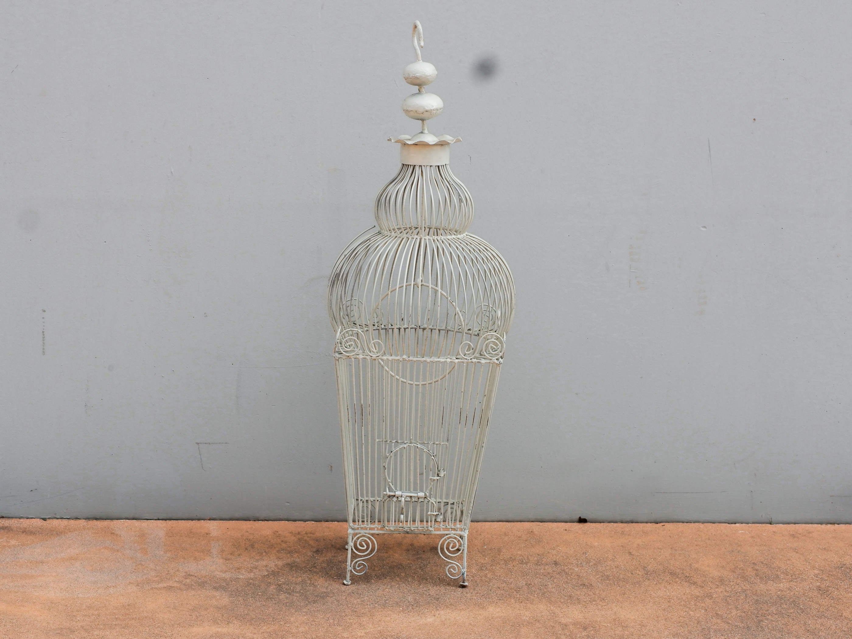 Gabbietta in metallo dipinta bianca. Provenienza Marocco. Lavorata artigianalmente, pezzo unico. Dimensioni 32x32  h103cm     per ulteriori info o dettagli: info@etniko.it 0039 3338778241 ig/fb : etniko by crosato etsy : etnikobycrosato