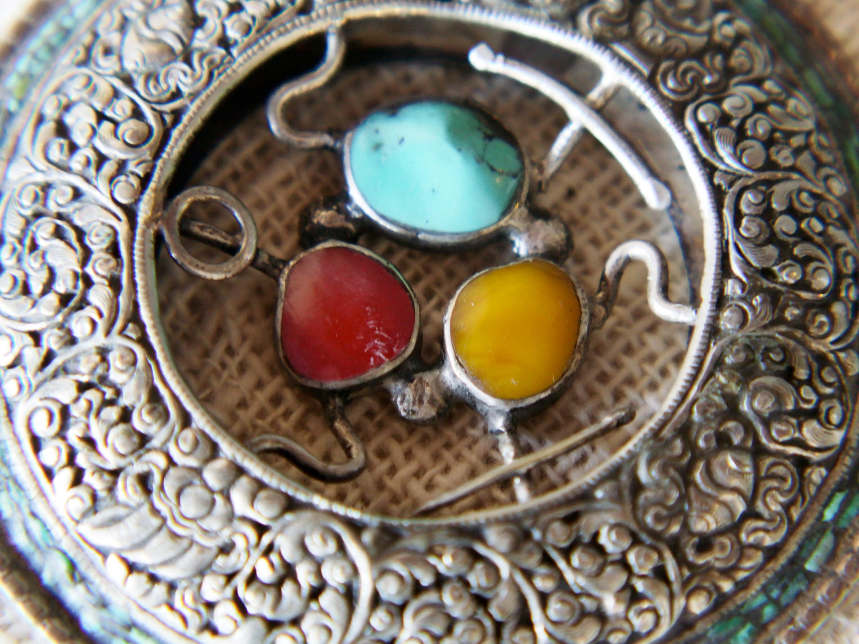 pendaglio tibetano / nepalese in argento 925 con turchesi , corallo e ambra.  pezzo unico lavorato artigianalmente tutto originale ed autentico .  peso 76 grammi  dimensioni 8 x 9 cm  spedizione gratuita   