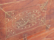 Carica l&#39;immagine nel visualizzatore di Gallery, Baule Coloniale Indiano In Legno Di Teak Con Incisioni In Bronzo. Finemente Lavorato Internamente Con Piccoli Scomparti E Cassettini. Venivano Usate In Genere Dagli Inglesi Per I Continui Spostamenti Per Contenere Spezie, Trucco E Gioielli Di Uso Giornaliero. Pezzo Interamente Originale E Perfettamente Integro, Di Difficile Reperibilità. Databile Fine &#39;800 Primi &#39;900. Dimensioni 57x32 h34cm.