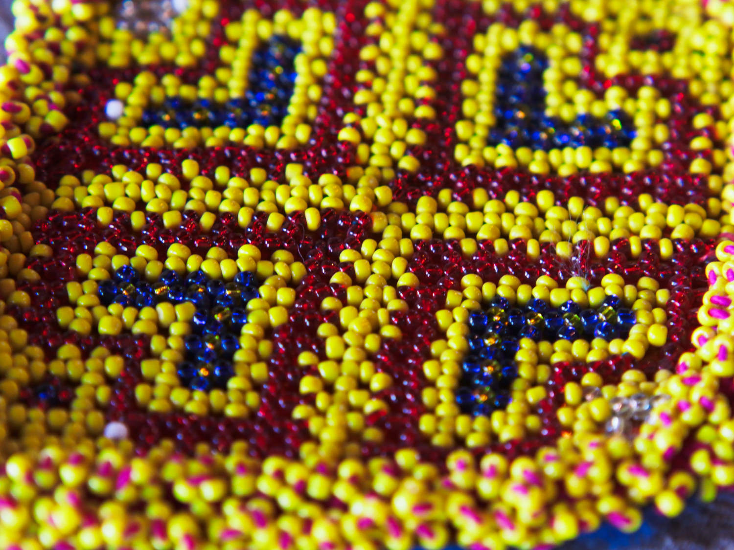 vecchio tessuto indiano ricamato , pezzo unico lavorato a mano in ogni parte con filo in cotone , filo oro e perline . tipico del gujarat usato come decoro ed addobbo .  misure 15 x 13 x 1  cm indicative ( + / - 1 cm)  peso 40/45 gr   indicare sull'ordine il numero scelto   disponibili vari colori e dimensioni  contattare per info  0039 3338778241 info@etniko.it  fb/ig etniko by crosato
