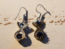 Carica l&#39;immagine nel visualizzatore di Gallery, orecchini turchi in stile arabo, argento e radice di zaffiro . top quality stone , lavorati a mano, cesellati pezzo per pezzo artigianalmente.  misure pendaglio esclusa monachella 1x2.5cm, con monachella h totale 4cm peso totale 8gr  per ulteriori info o foto info@etniko.it 0039 3338778241 fb , ig etniko by crosato
