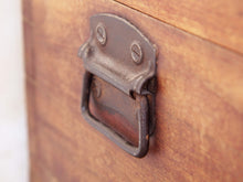 Carica l&#39;immagine nel visualizzatore di Gallery, Baule Coloniale Indiano In Legno Di Teak Con Incisioni In Bronzo. Finemente Lavorato Internamente Con Piccoli Scomparti E Cassettini. Venivano Usate In Genere Dagli Inglesi Per I Continui Spostamenti Per Contenere Spezie, Trucco E Gioielli Di Uso Giornaliero. Pezzo Interamente Originale E Perfettamente Integro, Di Difficile Reperibilità. Databile Fine &#39;800 Primi &#39;900. Dimensioni 57x32 h34cm.
