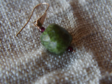 Carica l&#39;immagine nel visualizzatore di Gallery, L’avventurina è un quarzo grezzo traslucido, il cui aspetto verde brillante deriva da inclusioni di miche (fuchsite) che riflettono la luce e causano il fenomeno dell’avventurescenza. Si forma nelle rocce magmatiche, nei sedimenti e dei scisti cristallini.