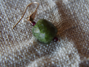L’avventurina è un quarzo grezzo traslucido, il cui aspetto verde brillante deriva da inclusioni di miche (fuchsite) che riflettono la luce e causano il fenomeno dell’avventurescenza. Si forma nelle rocce magmatiche, nei sedimenti e dei scisti cristallini.