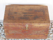 Carica l&#39;immagine nel visualizzatore di Gallery, Baule Coloniale Indiano In Legno Di Teak Con Incisioni In Bronzo. Finemente Lavorato Internamente Con Piccoli Scomparti E Cassettini. Venivano Usate In Genere Dagli Inglesi Per I Continui Spostamenti Per Contenere Spezie, Trucco E Gioielli Di Uso Giornaliero. Pezzo Interamente Originale E Perfettamente Integro, Di Difficile Reperibilità. Databile Fine &#39;800 Primi &#39;900. Dimensioni 57x32 h34cm.