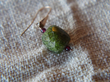 Carica l&#39;immagine nel visualizzatore di Gallery, L’avventurina è un quarzo grezzo traslucido, il cui aspetto verde brillante deriva da inclusioni di miche (fuchsite) che riflettono la luce e causano il fenomeno dell’avventurescenza. Si forma nelle rocce magmatiche, nei sedimenti e dei scisti cristallini.